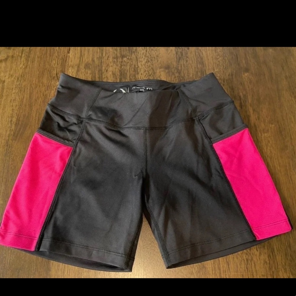 Like new women’s Hylete Accent II 5” shorts